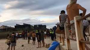 You can enter the water quite a way which slowly gets deeper and therefore children play quite happily there in a calm environment. Youths Attack Rob Chelsea Beachgoers In Melbourne Police