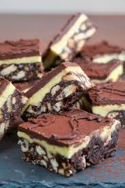 Naomi Bars Une Gourmandise Irresistible Avec Une Couche Croustillante Biscuit Et Chocolat Un Coeur Mo Fudge Au Beurre De Cacahuetes Dessert Brownies Caramel
