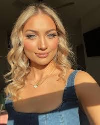 Kaitlin Everett's Instagram, Twitter & Facebook