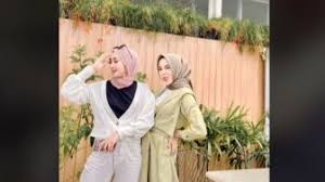 Nah, disitulah hal viral 16 menit 44 detik adik kakak di hotel ini menjadi perbincangan hangat di media sosial seperti di tiktok. Disangka Kakak Adik Viral Dua Perempuan Ini Ternyata Nenek Dan Cucu