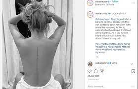 Chrissy teigen just got a new tattoo of all her family member's birth dates. Chrissy Teigen Hat Sich Einen Songtext Von John Legend Auf Den Rucken Tatowieren Lassen Chrissy Besuchte Den Tattoo Kunstler Winter Stone Um Sich Den Titel Ooh Laa Auf Den Rucken Stechen Zu Lassen