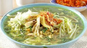 Soto ayam merupakan sajian sop ayam yang berasal dari indonesia dan populer di malaysia dan singapura. Gurihnya Kuah Soto Ayam Bening Ini Dijamin Puaskan Santap Siang Keluarga Opera News Official