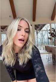 Nikki Downer's Instagram, Twitter & Facebook