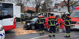 Motorbrand bei einer lok sorgt für großen einsatz der feuerwehr. Unfall In Hamburg Auto Kracht In Linienbus Fahrerin Schwer Verletzt Mopo