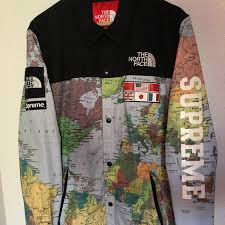Featuring himalayan parkas, hooded supreme and the north face are back together this fall 2020 for a cold weather collection that consists of a summit series himalayan parka, mountain jacket, hooded. Molto Costretto Meandro The North Face Map Jacket Digitale Voce Selvaggio