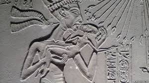 Pharaoh akhenaten had six daughters by his chief wife nefertiti, he married the elder two and the younger four died unexpectedly. Akhenaten Nefertiti And Three Daughters Video Khan Academy