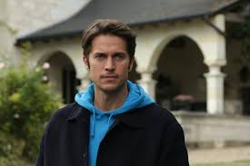Emily in Paris Dikritik Orang Prancis, Lucas Bravo Merespons