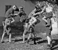 Hacían teatros, jugaban a los papás y mamás,también cogían una he jugado yocuando era mas pequeña lo que mas me gustaba era jugar con las muñecas, me iba con mis amigasy mis. Los Ninos De Antes Si Sabian Jugar Decopeques