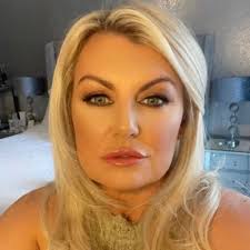 Yvonne Dolan (@de_valve)