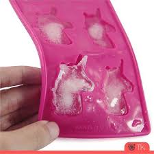 Diy Eiswurfel Einhorn Juhu Die Nachste Einhornsause Kann Kommen Die Formen Kann Man Auch Zum Einhorn Geschenk Cooles Basteln Fur Kinder Einhorn Party Ideen