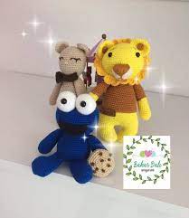 amigurumi sekerleri orgu oyuncaklar susam sokagi 39 nin en sevilen karakterlerinden biri kurabiye canavari papyonlu ayicik ve orgu asl oyuncak amigurumi orgu