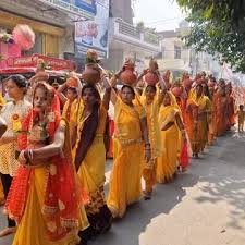 छठ पूजा के लिए निकाली कलश यात्रा, बिहारी मूल की सैंकड़ो महिलाओं ने सर पर  उठाया कलश | छठ पूजा के लिए निकाली कलश यात्रा, बिहारी मूल की सैंकड़ो ...