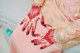 Gambar diatas merupakan gambar henna dengan motif bunga yang desainnya sangat cantik sekali. 30 Henna Tangan Simple Inspirasi Corak Inai Tangan Menarik