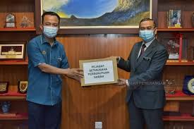 Di sabah dikenal sebagai kabinet. Jabatan Penerangan Sabah ×'×˜×•×•×™×˜×¨ Setiausaha Persekutuan Sabah Dato Samsuni Mohd Nor Menyampaikan Sumbangan Pelitup Muka Di Bawah Program Prihatin Jpm Kepada 138 Buah Jabatan Dan Badan Berkanun Persekutuan Di Kompleks Pentadbiran