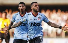 اعترف البرازيلي داني ألفيس، بعد تأهل منتخب بلاده الأولمبي إلى ربع نهائي أولمبياد طوكيو 2020، بأنه سيكون من الجيد مواجهة إسبانيا في المباراة النهائية، واصفًا نفسه بأن نصفه برازيلي ونصفه الآخر إسباني بسبب ماضيه الذي. Ø¯Ø§Ù†ÙŠ Ø£Ù„ÙÙŠØ³ ÙŠØ¹ÙˆØ¯ Ø¥Ù„Ù‰ Ø£ÙˆØ±ÙˆØ¨Ø§ Ø§Ù„ØªÙŠØ§Ø± Ø§Ù„Ø§Ø®Ø¶Ø±