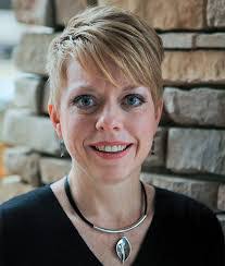 Carrie Dills's Instagram, Twitter & Facebook