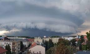 Júniusi jégesőben, mezítláb futsz át a parkon. Szupercella 1