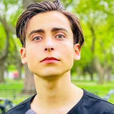Ünlüler, aktör, şemsi̇ye hakkında daha fazla fikir görün. Aidan R Gallagher Aidanrgallagher Instagram Photos And Videos