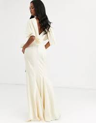El vestido ideal se debe adaptarse a nuestro estilo, cuerpo, gustos personales, presupuesto y estilo de boda. Vestido De Boda En Saten Con Espalda En V De Asos Edition Blanco From Asos On 21 Buttons