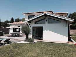 Profitez d'une maison spacieuse avec une vue dégagée sur le jardin et offrant de beaux volumes à l'étage sans soupente. Construire Une Maison Moderne A Etage Avec Une Piscine Pour Sur Leognan Constructeur De Maison Haut De Gamme Sur Bordeaux Villas Leona