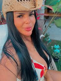 Mas você é sorte grande. Daquelas raras. Pra quem enxerga além do físico,  além do momento, além da aparência… você é encontro. É profundidade. É  alguém que soma. Quem pensa grande vai