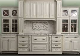 What price should you ask? Cabinet Hardware Fur Weisse Kuche Es Gibt So Viele Verschiedene Arten Und Stile Vo Antique White Kitchen Cabinets Antique White Kitchen Antique White Cabinets