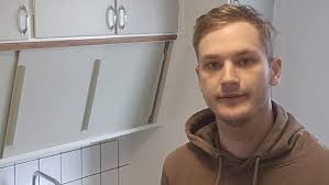 ANNONS: Axel, 24 år, stortrivs i Sveriges första Svanenmärkta hyreshus: “En  hybrid av modern funktionalitet och 50-talsdesign”