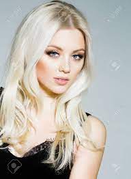 Du kannst den folgenden text verwenden Hubsches Madchen Oder Niedliche Frau Mit Langen Platin Blonde Haare Und Modische Make Up Auf Gesicht In Sexy Glamour Schwarzen Kleid Auf Grauem Hintergrund Lizenzfreie Fotos Bilder Und Stock Fotografie Image 70690144