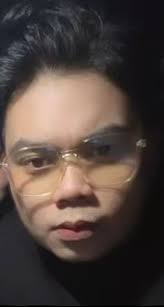 大家千万要小心这个肥婆，这个肥婆叫Amanda Tham,  她是在台湾留学的大马独中生，她在脸书已经偷了超过两百个人的照片(包括我的照片)去开假号然后将这些别人照片的假号加进她的大号