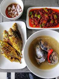 Ikan tenggiri dah siap goreng kunyit ikan bilis terung cili padi kampung bawang putih bawang merah kunyit hidup asam keping santan garam gula. Wanita Ni Kongsi 30 Hidangan Masakan Yang Simple Tapi Sedap Confirm Jadi Menu Berbuka Puasa Dan Sahur Keluarga