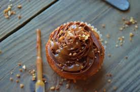 Decouvrez La Recette Cupcakes Au Chocolat Au Lait Et Caramel Sur Cuisineactuelle Fr Food Desserts Caramel Apples