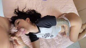 MI HERMANASTRA ES UNA EXPERTA EN MAMADAS