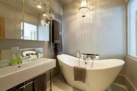 Alternative Zu Fliesen In Einem Designer Badezimmer Ovale Badewanne Kronleuchter Spiegel Ohne Rahm Badezimmer Fliesen Bad Fliesen Designs Badezimmer Renovieren