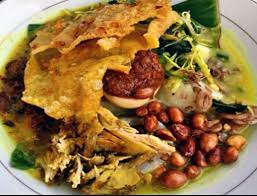 Blayag merupakan makanan yang biasa disajikan dalam piring yang telah diisi oleh potongan ketupat. 5 Jenis Makanan Khas Bali Yang Paling Disukai Wisatawan Brrrwisata Com