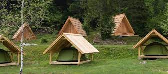 春川隱市藏匿在城市中的大自然部落善用空間製造小團體部落感荷蘭森林原始與設計的美感 硬體設施區隔現有市場形式 避免露營區的泡沫化重視私群部落的隱密空間感以硬體住宿為部落中心作為延伸