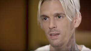 Who is aaron carter's fiancée melanie martin? Aaron Carter Klaut Motiv Von Kunstler Und Beschimpft Ihn Dann Ubel Stern De