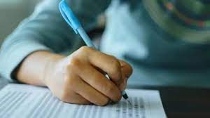 girl caught while giving high school examination in lakhimpur kheri fir  filed हाईस्‍कूल की परीक्षा में मौसी की जगह परीक्षा देते पकड़ी गई लड़की, मचा  हड़कंप; एफआईआर दर्ज , उत्तर प्रदेश न्यूज़
