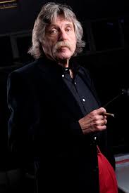 Pas na hun huwelijk kwam het stel erachter dat ze vrijwel niets gemeen met elkaar hebben. Johan Derksen Boeken Of Inhuren Easybookings