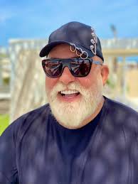 Chi è Fabio Marzo. Il vocalist n.1 è special guest fissa al Samsara Beach  Club di Riccione