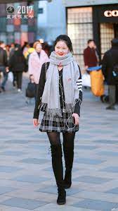 三里屯街拍：寒冷的冬季穿裙子的穿丝袜的美女越来越多了-搜狐!!!