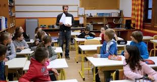 Dalam bahasa arab, kata dibagi menjadi 3, yaitu isim ( اسم ), fi'il ( فعل ) dan harf ( حرف). Contoh Karangan Bahasa Arab Tentang Sekolah Dan Artinya Ilmu Akademika