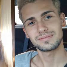 Samuel Luiz Muñiz, el joven homosexual asesinado a golpes en la puerta de  una discoteca de A Coruña cuyo caso conmociona a España