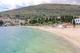 Zadar, vier nationalparks und dreihundert inseln!das kristallklare meer, das historische zentrum der stadt zadar, die vielen versteckten buchten und strände, die moderne private unterkünfte, ferienwohnungen, hotels und villen, und die gut ausgestatteten marinas und nautischen zentren bilden nur einen teil des großen. Die 10 Schonsten Strande In Trogir Placesofjuma