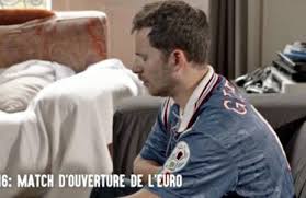 Parodie du culte je l'aime à mourir de francis cabrel, cette chanson est interprétée par un fan absolu de foot qui prévient sa compagne que les mais voilà, si l'euro est une fête pour le héros de ce sketch, sa petite amie n'a pas dit son dernier mot et le remet à sa place en quelques secondes à la fin. J Prefere Te Prevenir L Hymne Officieux De L Euro 2016