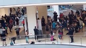 En horas de la tarde de este viernes, una persona se quitó la vida al lanzarse al vacío al interior del mall costanera center, el cual presentó una alta demanda de clientes que acudieron en masa en el día anterior a la cuarentena total en la región metropolitana. Repudio Total Desubicado Promociono Su Celular Con Foto De Suicidio En Costanera Center