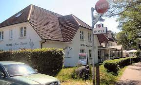 Dotato di un parcheggio privato gratuito, di servizio parcheggio e di un parcheggio gratuito, l'hotel offre la sistemazione con un parcheggio privato in loco. Hotel Haus Kranich Inh Tatjana Gebert Und Peter In Ostseebad Prerow In Das Ortliche