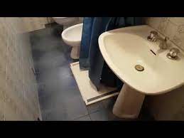 Come Ristrutturare Un Bagno Stretto E Lungo 5 Trucchi Per Renderlo Piu Grande Youtube Bagno Stretto Bagni Stretti E Lunghi Idee Vasca Da Bagno