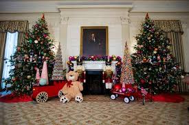 Steve harvey's christmas decorations have a lot in common with another tv personality's famous holiday installation. The White House Holiday Photo Line A Tradition Of Awkwardness The New York Times