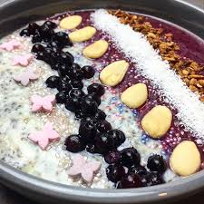 Duo De Smoothiebowl Et De Puddingchia Hello Les Gourmands Bien Le Bonjour Ce Matin Petit Dejeuner Gourmands Bol Moitie Smoothie Myrtilles Et Banane Et De L