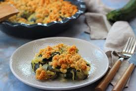 Je Suis Definitivement Fan De Crumbles Aussi Bien Sucres Que Sales C Est Toujours Un Regal Ce Crumble Courgett Crumble Courgettes Courgette Feta Plat Legume